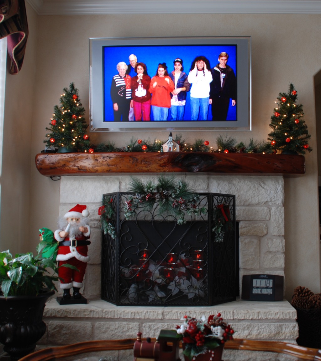 2012/12(Dec)/10(Before Christmas Fun)/1024x768_2012-12 Fireplace.jpg